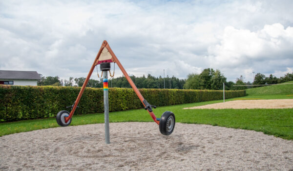 Drehschaukel und Beachvolleyballfeld © Stadt Burghausen/ebh