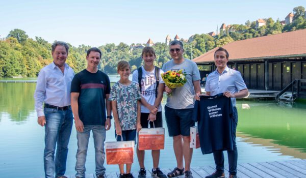 Familie Waas bekam ein Geschenk, denn Sohn Jakob war der 100.000ste Badegast. Im Geschenk waren z.B. Flip Flops, Schwimmbrillen und ein Wöhrsee-Tshirt sowie eine Saisonkarte für 2024. V.l.n.r.: Erster Bürgermeister Florian Schneider, Wöhrseebad-Betriebsleiter Dennis Clemens, Jakob und Felix Waas, Bernhard Waas und kaufmännischer Bäderleiter der Bäder Burghausen Stefan Sajdak © Stadt Burghausen/ebh