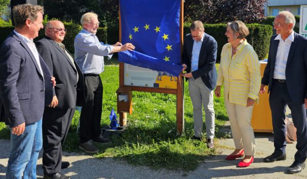 (v.l.n.r.) Erster Bürgermeister Florian Schneider, Walter Göbl, stellvertretender Vorsitzender der Europa-Union Bayern, Helmut Tiefenthaler, Kreisvorsitzender der Europa Union Altötting, Martin Huber, MdL, Maria Noichl, MdEP, und Josef Jung, ehemaliger Kreisgeschäftsführer des BRK, eröffnen den Europas-Werte-Wanderweg im Park der Deutschen Einheit. © Stadt Burghausen / ebh