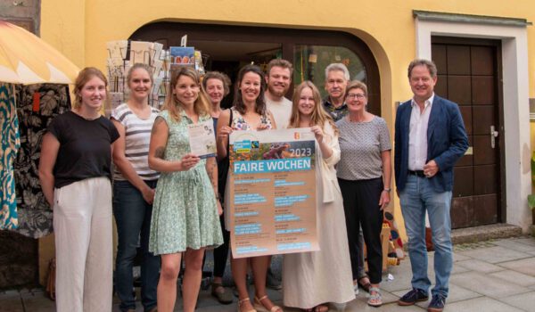 Freuen sich schon auf die Fairen Wochen und hoffen, dass sie viele interessierte Menschen erreichen (v.l.n.r.): Laura Ried, Praktikantin beim Klimaschutzmanagement der Stadt, Verena Steiner, Klimaschutzmanagerin der Stadt, Christin Moll, Leiter der Staddtbibliothek, Monika Lengyel vom Freizeitheim, Christine Auberger, Leiterin des Hauses der Familie, Marcel Anslinger, Leiter des Freizeitheims, Anais Bachg, stellvertretende Leiterin der Sportkita, Günther Reithmeier von der Kolpingfamilie, Irmgard Polzer, stellvertretende Vorsitzender des Fairhandeln e. V. und Erster Bürgermeister der Fairtrade Stadt BurghausenFlorian Schneider. © Stadt Burghausen/ebh