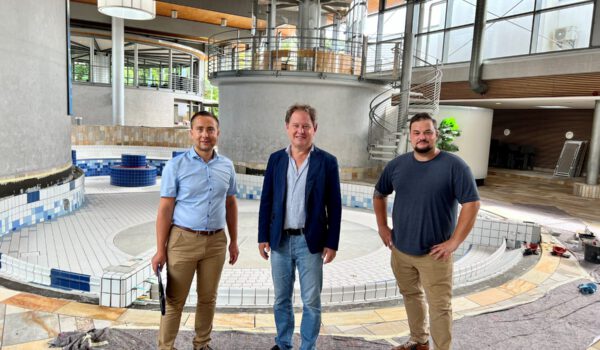 Bis Freitagmittag wird im Burghauser Hallenbad noch fleißig gearbeitet und die Dichtigkeit des sog. Erlebnisbeckens hergestellt und geprüft. Das Bäder-Team indes wird am Wochenende das Hallenbad nochmals reinigen, das Erlebnisbecken mit 260.000 Litern Wasser befüllen und alles für die Öffnung des Hallenbades vorbereiten. Währenddessen ist das Freibad noch das ganze Wochenende geöffnet. V.l. Bäderleiter Stefan Sajdak, Erster Bürgermeister Florian Schneider und Bäderleiter Florian Moser. Fotocredit: Stadt Burghausen/köx