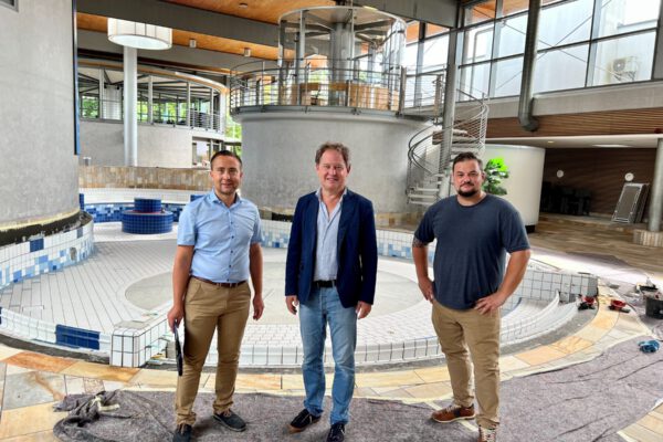 Bis Freitagmittag wird im Burghauser Hallenbad noch fleißig gearbeitet und die Dichtigkeit des sog. Erlebnisbeckens hergestellt und geprüft. Das Bäder-Team indes wird am Wochenende das Hallenbad nochmals reinigen, das Erlebnisbecken mit 260.000 Litern Wasser befüllen und alles für die Öffnung des Hallenbades vorbereiten. Währenddessen ist das Freibad noch das ganze Wochenende geöffnet. V.l. Bäderleiter Stefan Sajdak, Erster Bürgermeister Florian Schneider und Bäderleiter Florian Moser. Fotocredit: Stadt Burghausen/köx