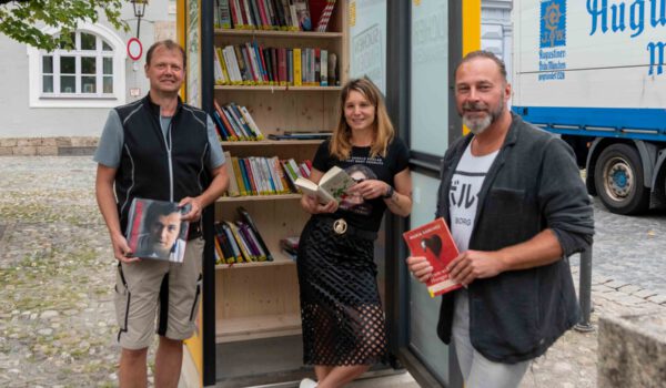 Markus Salzinger, städtischer Schreiner, Christin Moll, Leiterin der Stadtbibliothek, und Peter Schweikl, Leiter der Bauhofs, mit der Bücherzelle am Stadtplatz. © Stadt Burghausen/ebh
