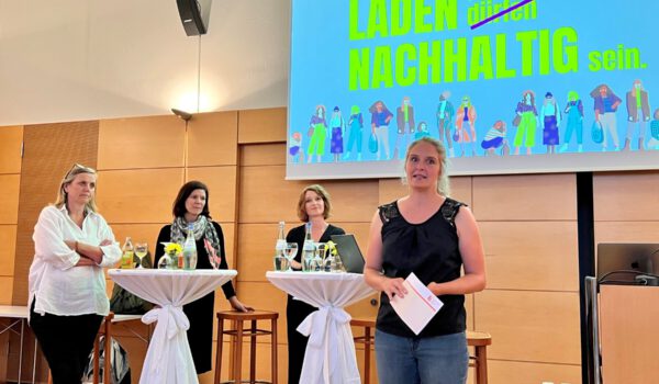 Podiumsdiskussion zum nachhaltigen Handel in Burghausen mit (v.l.) Petra Forstpointner, Cahtrin Fernando, Steffi Seidl und Klimaschutzmanagerin der Stadt Burghausen Verena Steiner, die die Veranstaltung moderierte. Fotocredit: Stadt Burghausen/köx
