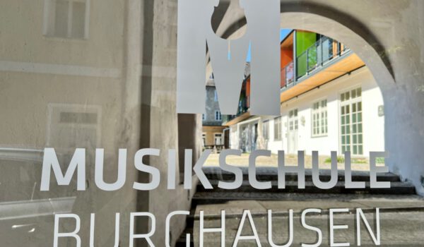 Die Musikschule der Stadt Burghausen in der Altstadt zwischen Burg und Salzach gelegen ist traumhaft schön Foto Königseder