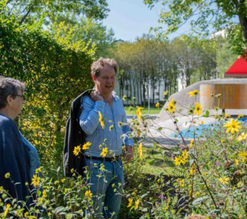Rosemarie Lungauer zeigt dem Ersten Bürgermeister die Patengärten © Stadt Burghausen/ebh