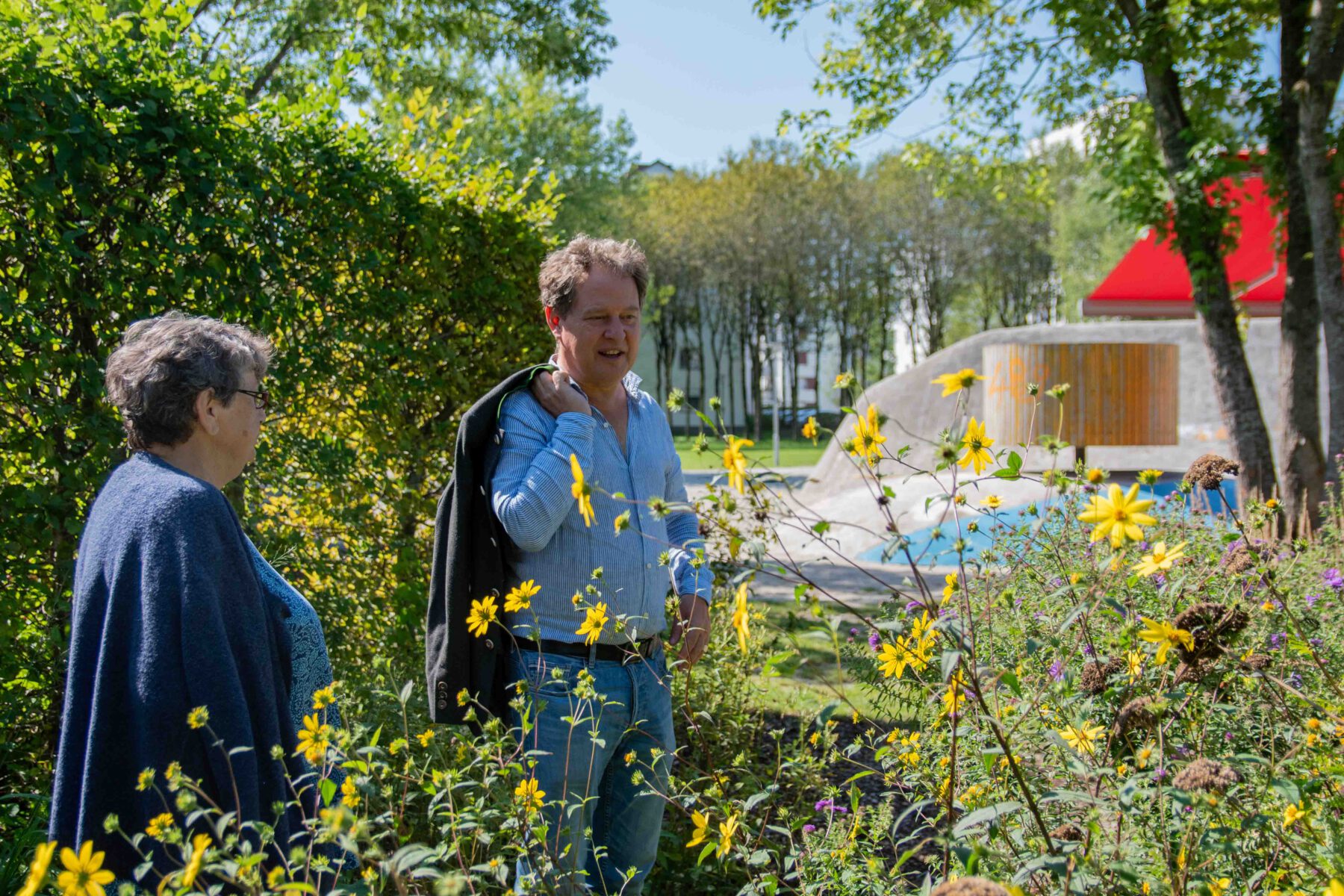 Rosemarie Lungauer zeigt dem Ersten Bürgermeister die Patengärten © Stadt Burghausen/ebh