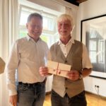 Erster Bürgermeister Florian Schneider dankt Konrad Lechner für seine treuen Dienstjahre, in denen er fachkundige und sehr gute Arbeit geleistet hat. © Stadt Burghausen/köx