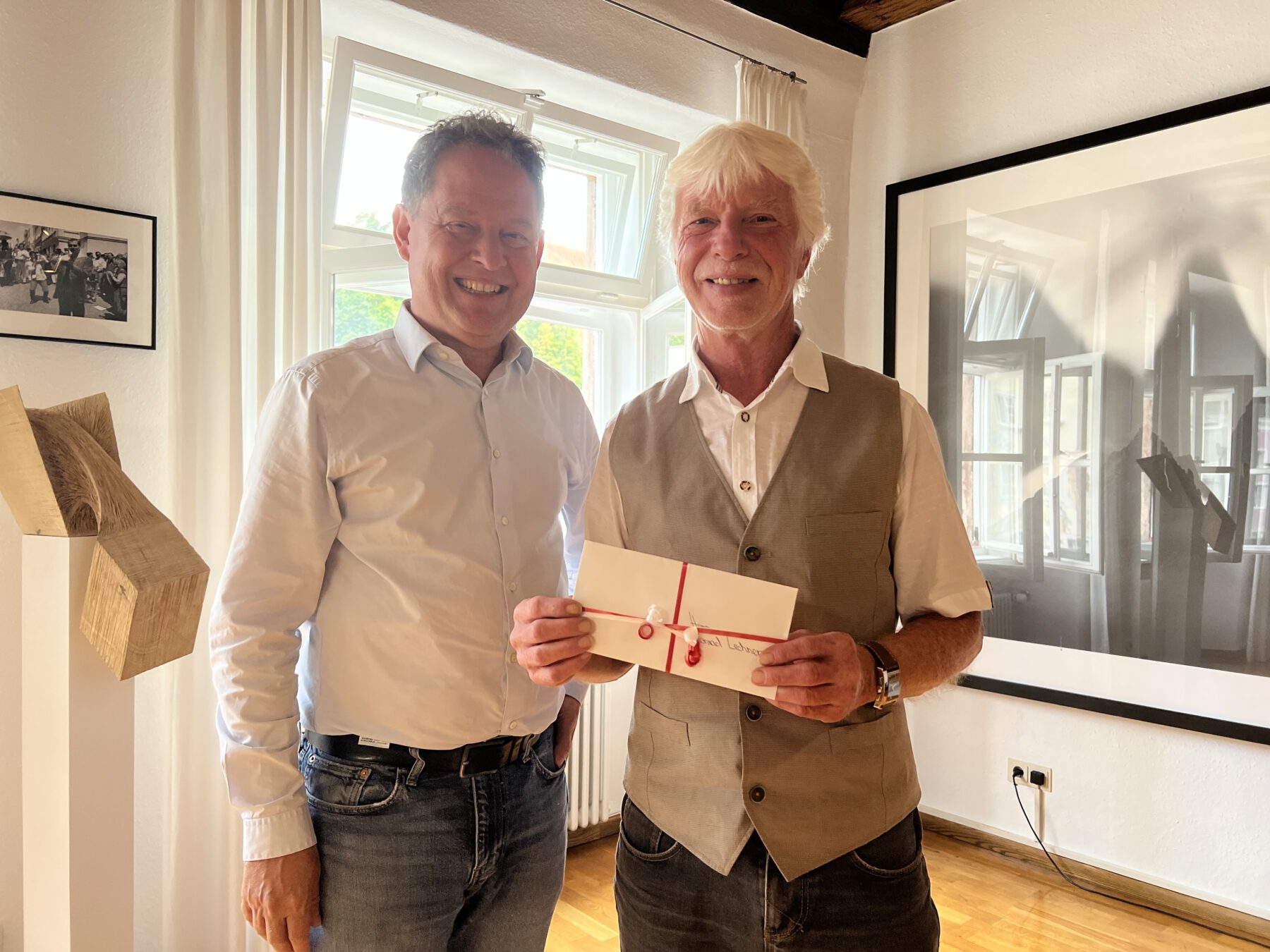 Erster Bürgermeister Florian Schneider dankt Konrad Lechner für seine treuen Dienstjahre, in denen er fachkundige und sehr gute Arbeit geleistet hat. © Stadt Burghausen/köx