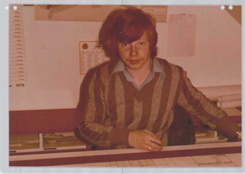 Konrad Lechner an der Zeichenplatte im Bauamt im Jahr 1979. © Lechner