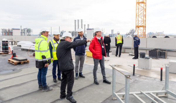300 Millionen Euro investiert die Wacker Chemie AG derzeit am Standort Burghausen in den Ausbau der Kapazitäten für Halbleiter-Polysilicium. Am Donnerstag feierte das Großprojekt Richtfest und damit die Fertigstellung des Rohbaus.