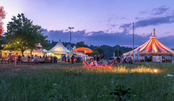 Evening atmosphere with culture in the tent Photo Hans Mitterer Photography