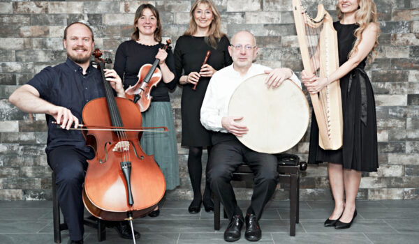 die Burghauser Harfenistin und Komponistin Marion Hensel hat für ihr Ensemble „Alauda“ ein neues Programm zusammengestellt. Am Samstag, 7.Oktober 2023 um 20 Uhr stellt sie es in der Barock-Aula des ehemaligen Klosters Raitenhaslach/Burghausen vor.