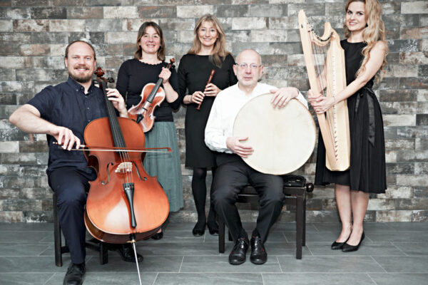 die Burghauser Harfenistin und Komponistin Marion Hensel hat für ihr Ensemble „Alauda“ ein neues Programm zusammengestellt. Am Samstag, 7.Oktober 2023 um 20 Uhr stellt sie es in der Barock-Aula des ehemaligen Klosters Raitenhaslach/Burghausen vor.