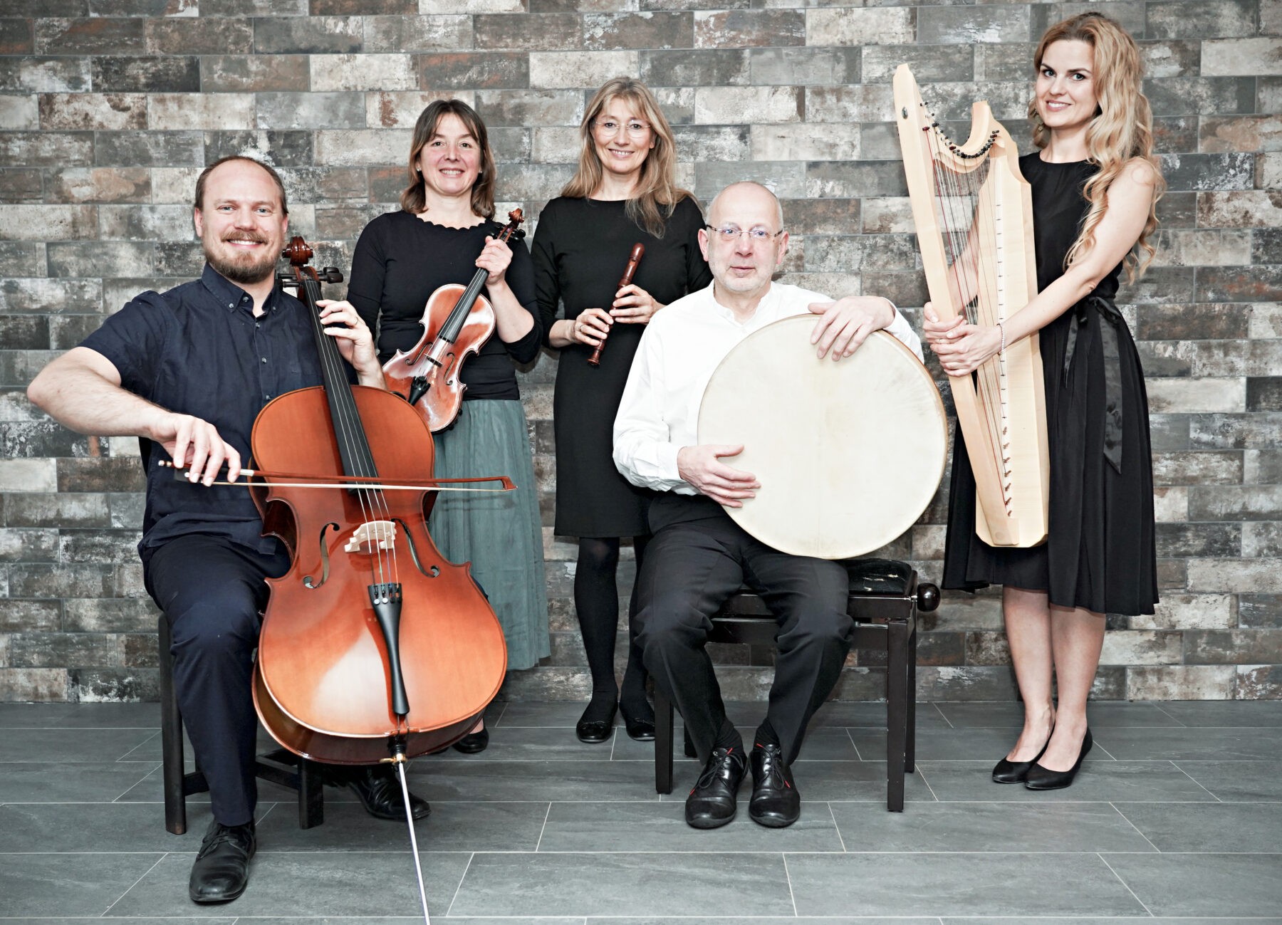 die Burghauser Harfenistin und Komponistin Marion Hensel hat für ihr Ensemble „Alauda“ ein neues Programm zusammengestellt. Am Samstag, 7.Oktober 2023 um 20 Uhr stellt sie es in der Barock-Aula des ehemaligen Klosters Raitenhaslach/Burghausen vor.