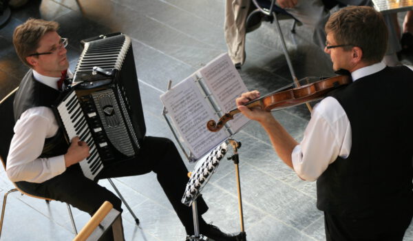 Die Klänge von Strohgeige und Ziehharmonika lassen die Herzen höher schlagen Fotocredit: Breitsameter