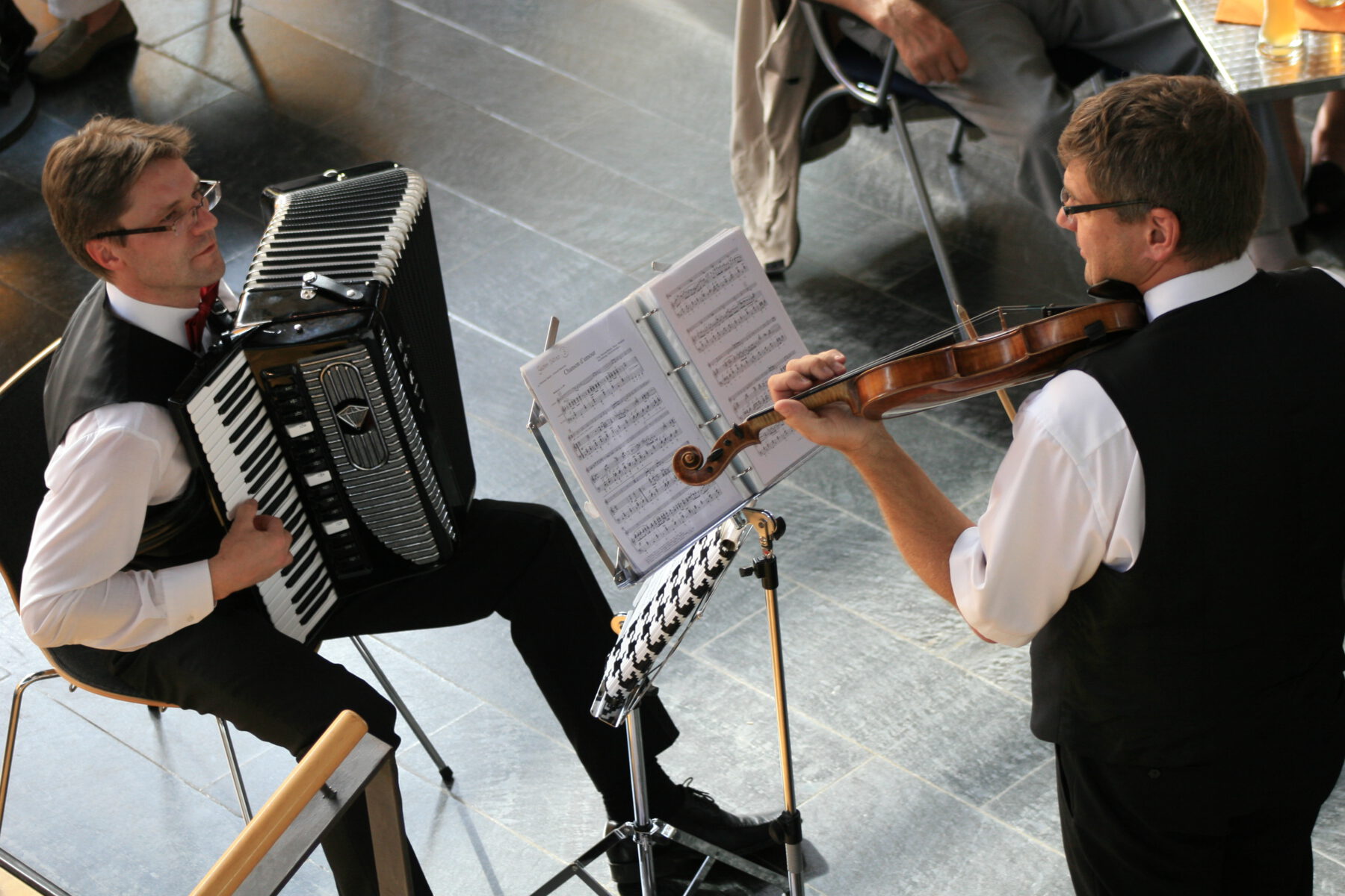Die Klänge von Strohgeige und Ziehharmonika lassen die Herzen höher schlagen Fotocredit: Breitsameter