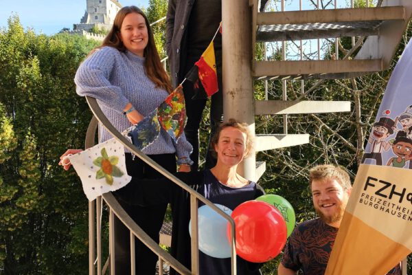 Freuen sich schon auf die Jubiläumsveranstaltungen (von oben nach unten): David Broz, Vorstand des Fördervereins für die Jugendarbeit in der Stadt Burghausen, Sarah Waidmann, Bufdi im FZH, Monika Lengyel vom Freizeitheim und Marcel Anslinger, Leiter des Freizeitheims. © Stadt Burghausen/ebh Freuen sich schon auf die Jubiläumsveranstaltungen (von oben nach unten): David Broz, Vorstand des Fördervereins für die Jugendarbeit in der Stadt Burghausen, Sarah Waidmann, Bufdi im FZH, Monika Lengyel vom Freizeitheim und Marcel Anslinger, Leiter des Freizeitheims. © Stadt Burghausen/ebh