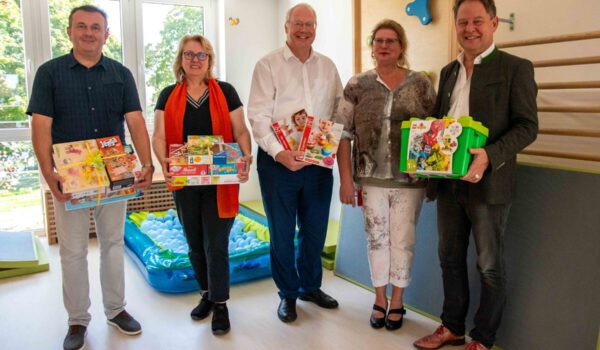 V.l.n.r.: Markus Schmelzl, Kirchenpfleger ZULF, Sandra Heikenwälder, Kassiererin der Kolpingfamilie Burghausen, Pfarrer Erwin Jaindl, die neue Leiterin der Burgbäumchen Michaela Kurzlechner und Erster Bürgermeister Florian Schneider. © Stadt Burghausen/ebh