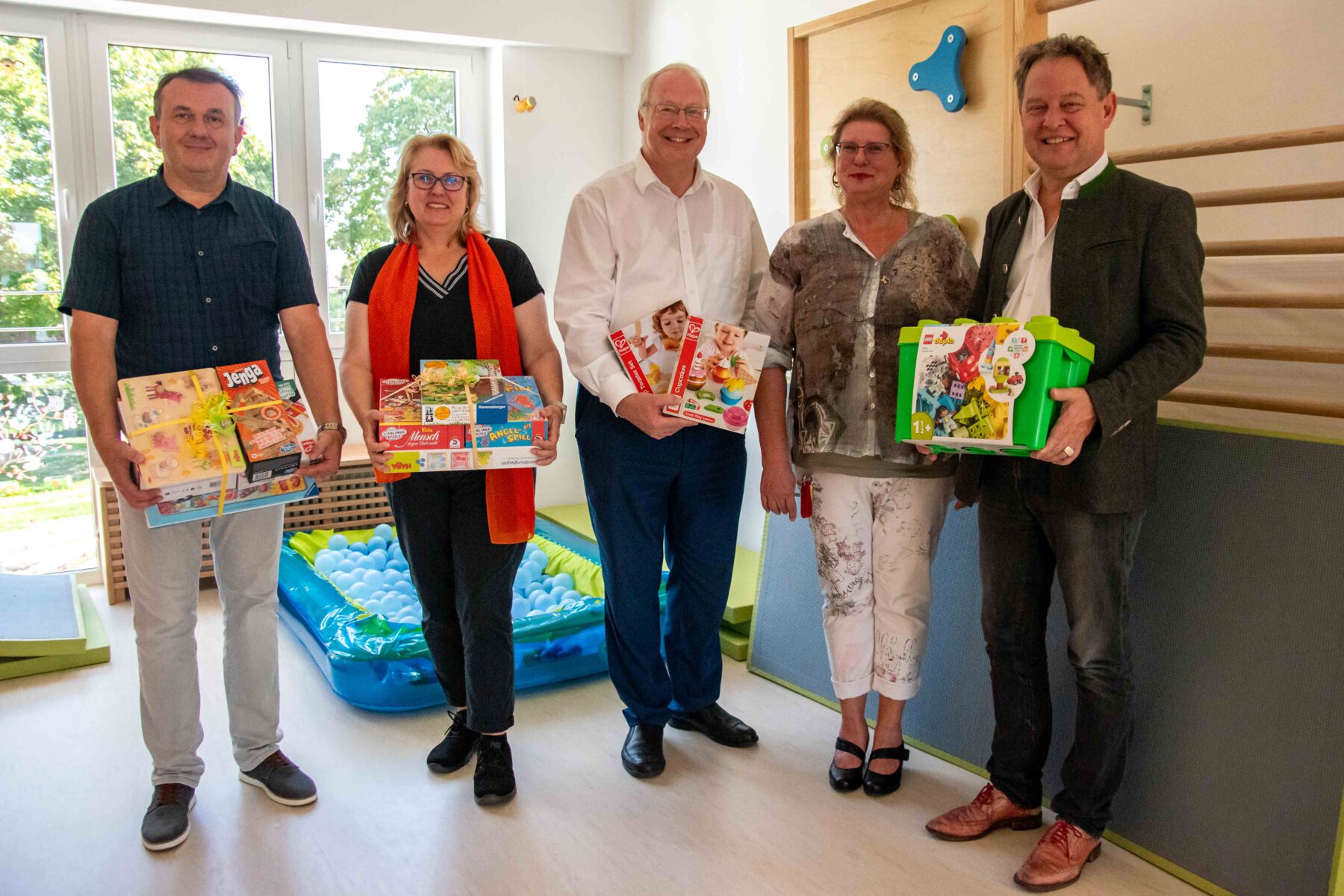 V.l.n.r.: Markus Schmelzl, Kirchenpfleger ZULF, Sandra Heikenwälder, Kassiererin der Kolpingfamilie Burghausen, Pfarrer Erwin Jaindl, die neue Leiterin der Burgbäumchen Michaela Kurzlechner und Erster Bürgermeister Florian Schneider. © Stadt Burghausen/ebh