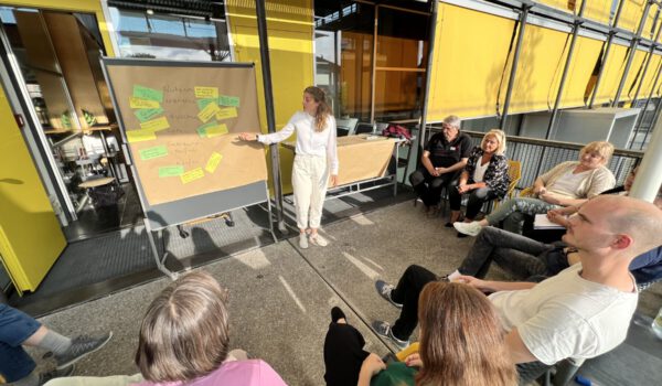 Bürgerbeteiligung wird bei der Stadt Burghausen großgeschrieben. Beim zweiten Bürgerrat Nachhaltigkeit haben sich 30 Bürgerinnen und Bürger zum Thema nachhaltiger Konsum eingebracht. Alle Bürgerinnen und Bürger können sich über den Bürgerrat hinaus weiter einbringen. Fotocredit: Stadt Burghausen/köx