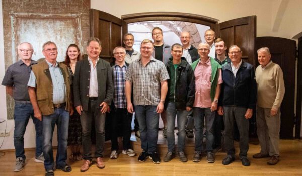 Der Männerchor aus Hohenstein-Ernstthal zu Besuch in Burghausen. V.l.n.r.: Bartl Lehrhuber, 1. Vorstand des Städtepartnerschaftsvereins Burghausen, Fred Starflinger und Melanie Schwab, AG Hohenstein-Ernstthal und Erster Bürgermeister Florian Schneider mit dem Männerchor „Camerata Vocalis“. © Stadt Burghausen/ebh
