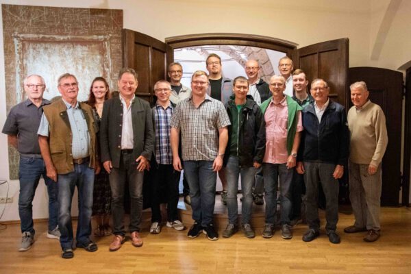 Der Männerchor aus Hohenstein-Ernstthal zu Besuch in Burghausen. V.l.n.r.: Bartl Lehrhuber, 1. Vorstand des Städtepartnerschaftsvereins Burghausen, Fred Starflinger und Melanie Schwab, AG Hohenstein-Ernstthal und Erster Bürgermeister Florian Schneider mit dem Männerchor „Camerata Vocalis“. © Stadt Burghausen/ebh Der Männerchor aus Hohenstein-Ernstthal zu Besuch in Burghausen. V.l.n.r.: Bartl Lehrhuber, 1. Vorstand des Städtepartnerschaftsvereins Burghausen, Fred Starflinger und Melanie Schwab, AG Hohenstein-Ernstthal und Erster Bürgermeister Florian Schneider mit dem Männerchor „Camerata Vocalis“. © Stadt Burghausen/ebh