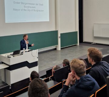 El primer alcalde Florian Schneider da la bienvenida a los estudiantes de primer año en el campus de Burghausen. © Ayuntamiento de Burghausen/ebh