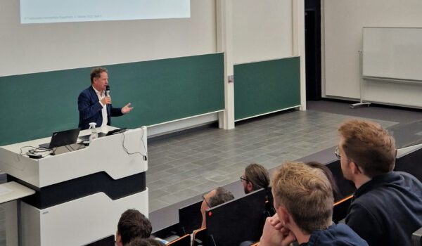 Erster Bürgermeister Florian Schneider begrüßt die Erstsemester am Campus Burghausen. © Stadt Burghausen/ebh Erster Bürgermeister Florian Schneider begrüßt die Erstsemester am Campus Burghausen. © Stadt Burghausen/ebh