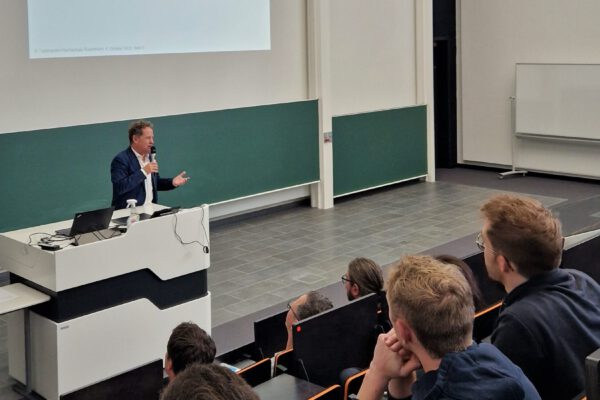 Erster Bürgermeister Florian Schneider begrüßt die Erstsemester am Campus Burghausen. © Stadt Burghausen/ebh