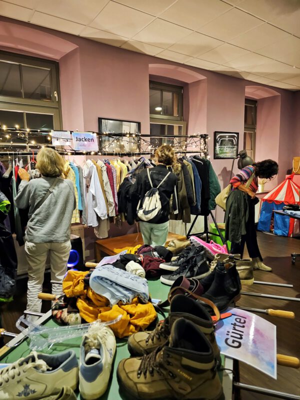 Im Anschluss an die Lesung gab es eine Kleidertauschparty im 1. Stock des FZHs.  © Stadt Burghausen/ebh