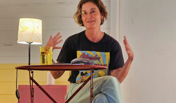 Veronica Frenzel las im FZH aus ihrem Buch „Just share it – Der Guide zum Teilen, Tauschen, Leihen. © Stadt Burghausen/ebh