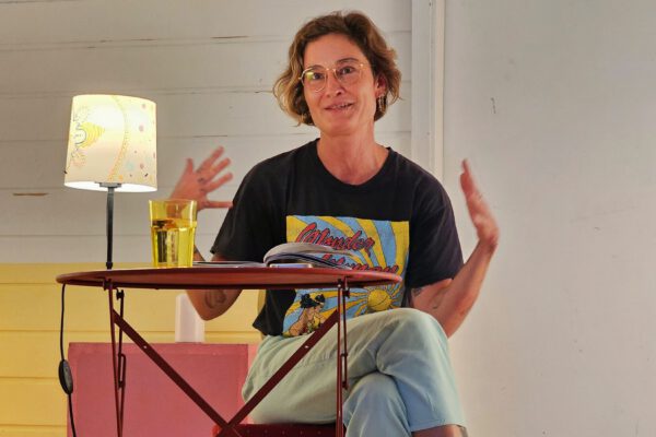 Veronica Frenzel las im FZH aus ihrem Buch „Just share it – Der Guide zum Teilen, Tauschen, Leihen. © Stadt Burghausen/ebh Veronica Frenzel las im FZH aus ihrem Buch „Just share it – Der Guide zum Teilen, Tauschen, Leihen. © Stadt Burghausen/ebh