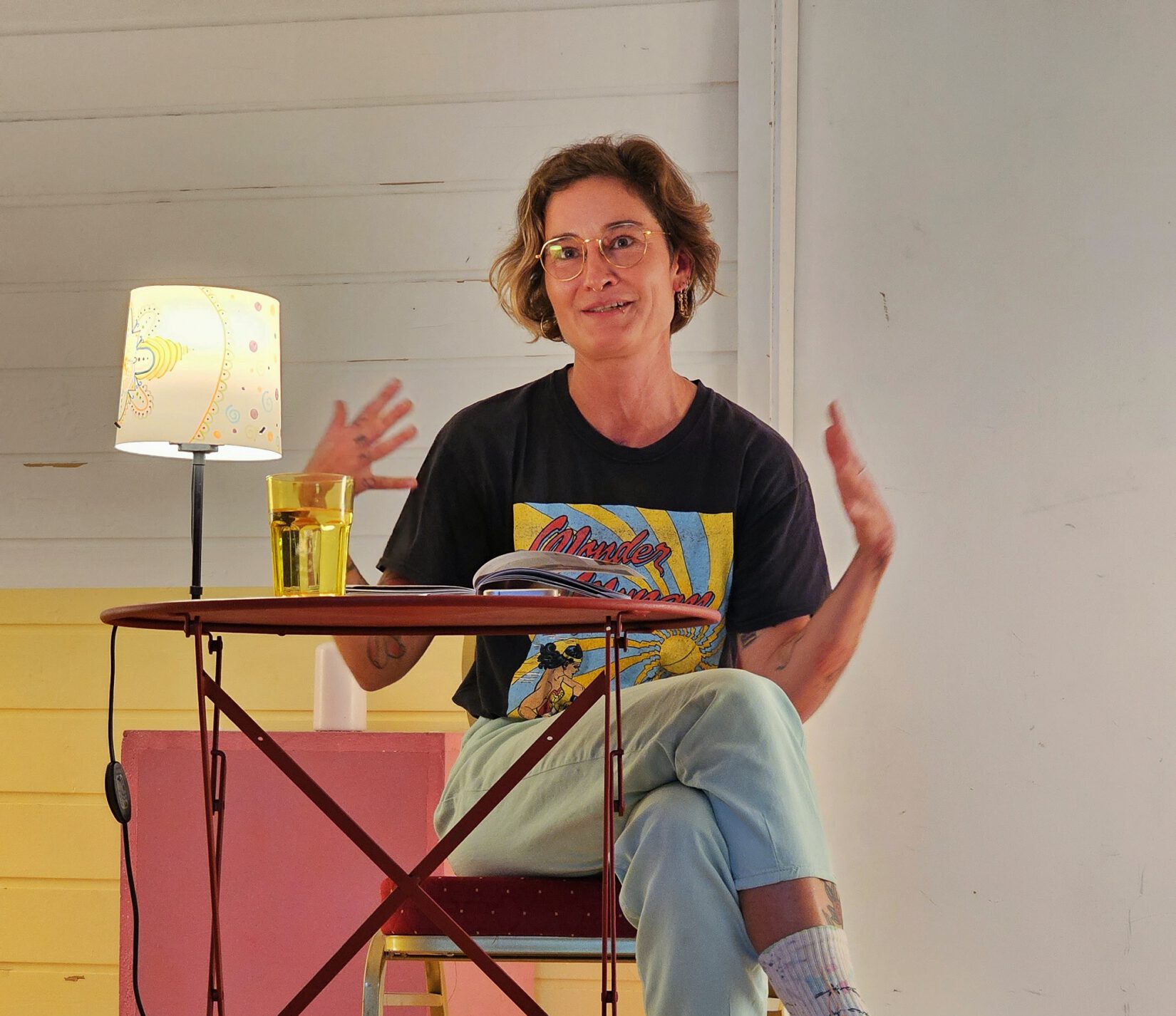 Veronica Frenzel las im FZH aus ihrem Buch „Just share it – Der Guide zum Teilen, Tauschen, Leihen. © Stadt Burghausen/ebh