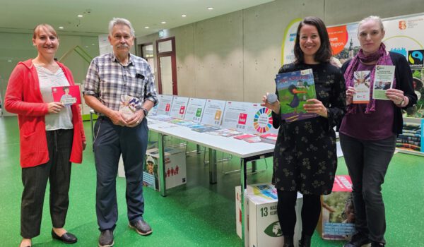 Susanne Stimmer von der Gemeindecaritas Altötting, Günter Reithmeier von der Pfarrcaritas Burghausen, Christine Auberger, Leiterin des Hauses der Familie, und Elli Huster von der Bürgerinsel Burghausen, mit der Wanderausstellung über die 17 Nachhaltigkeitsziele. © Stadt Burghausen/ebh