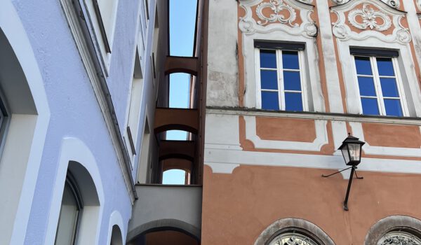 Der schadhafte Gehwegbelag im Feuergassl in der Burghauser Altstadt. Das Gassl ist die schmalste Gasse der Burghauser Altstadt und eine wichtige Verbindung zwischen Stadtplatz und Maria-Ward-Weg an der Salzach. Fotocredit: Stadt Burghausen/köx
