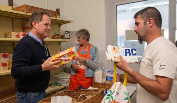 Erster Bürgermeister Florian Schneider half auch bei der Lebensmittelausgabe mit © Stadt Burghausen/ebh