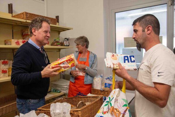 Erster Bürgermeister Florian Schneider half auch bei der Lebensmittelausgabe mit © Stadt Burghausen/ebh Erster Bürgermeister Florian Schneider half auch bei der Lebensmittelausgabe mit © Stadt Burghausen/ebh