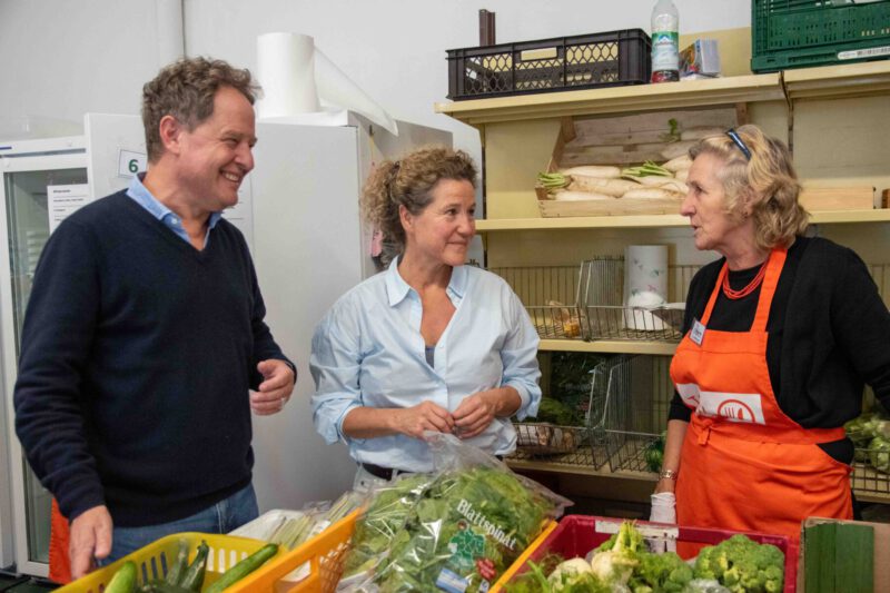 Erster Bürgermeister Florian Schneider besuchte mit seiner Frau Sabina Schneider-Reisinger die Burghauser Tafel, die einzige Tafel im Landkreis Altötting. © Stadt Burghausen/ebh