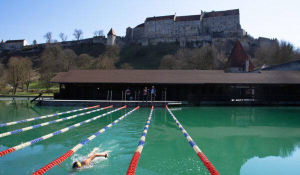 Eisschwimmen Wöhrsee mit Burgblick - Winterbadestelle Burghausen Foto Königseder