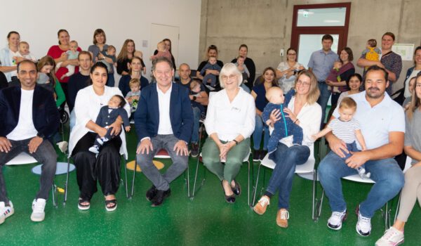 Erster Bürgermeister Florian Schneider und Familienreferentin Doris Graf (vorne in der Mitte) mit den Burghauser Familien, die zur ersten Begrüßung der Neugeborenen gekommen waren.