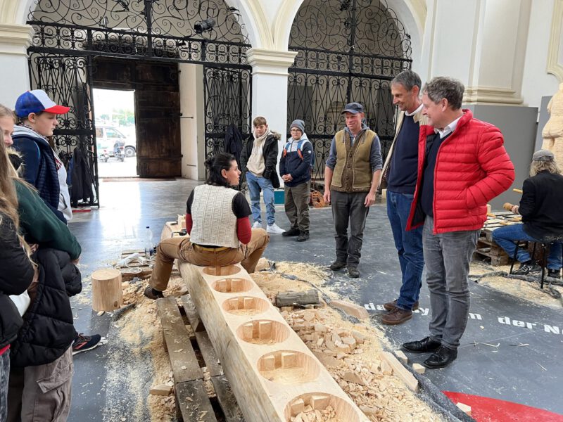 Erster Bürgermeister Florian Schneider besuchte die Studierenden in der Studienkirche St. Josef in der Burghauser Altstadt. Er erkundigte sich nach den geplanten Motiven und wie diese handwerklich umgesetzt werden. 