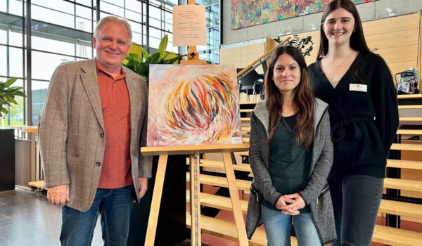 Foto –„Live-Arbeit“ beim Seniorennachmittag: Die Burghauser Künstlerin Katalin Harrer zauberte ein ausdrucksstarkes Motiv auf die Leinwand, das für einen guten Zweck meistbietende versteigert werden soll. Seniorenreferent Heiz Donner, Katrin Scheitz (v.l.) und Elena Wagenhofer freuen sich auf hoffentlich viele Gebote. Fotocredit: Stadt Burghausen /köx