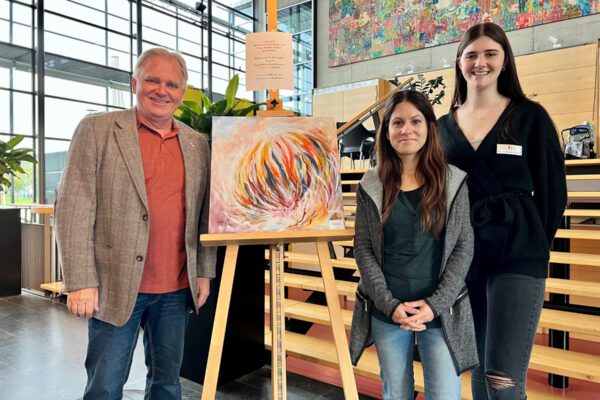 PM 286 Bild von Katalin Harrer im Bürgerhaus zu versteigern Foto köx Foto –„Live-Arbeit“ beim Seniorennachmittag: Die Burghauser Künstlerin Katalin Harrer zauberte ein ausdrucksstarkes Motiv auf die Leinwand, das für einen guten Zweck meistbietende versteigert werden soll. Seniorenreferent Heiz Donner, Katrin Scheitz (v.l.) und Elena Wagenhofer freuen sich auf hoffentlich viele Gebote. Fotocredit: Stadt Burghausen /köx