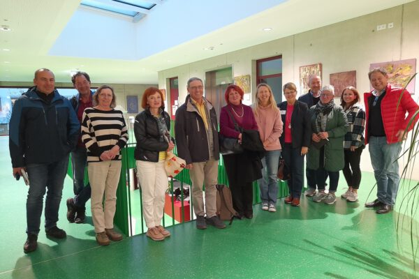 PM 290 Herbsttreffen der sozialen Einrichtugnen_Gruppenfoto 2023_kl Stehen für ein gutes Miteinander – die sozialen Einrichtungen für Erwachsene in Burghausen und im Landkreis Altötting. Fotocredit: Stadt Burghausen/cha