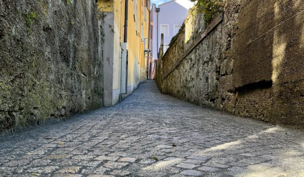 Der hergerichtete Gehwegbelag im Feuergassl in der Burghauser Altstadt. Das Gassl ist die schmalste Gasse der Burghauser Altstadt und eine wichtige Verbindung zwischen Stadtplatz und Maria-Ward-Weg an der Salzach. Nun ist es für den Winter gut gerüstet. Fotocredit: Stadt Burghausen/köx