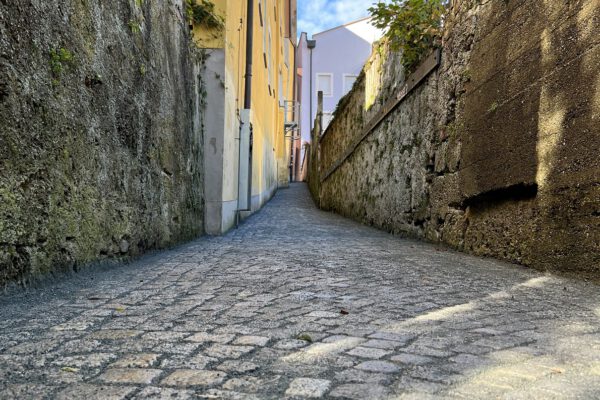 PM 291 Das Feuergassl nach der Sanierung per Handarbeit mit gebrauchten Steinen Foto köx_kl Der hergerichtete Gehwegbelag im Feuergassl in der Burghauser Altstadt. Das Gassl ist die schmalste Gasse der Burghauser Altstadt und eine wichtige Verbindung zwischen Stadtplatz und Maria-Ward-Weg an der Salzach. Nun ist es für den Winter gut gerüstet. Fotocredit: Stadt Burghausen/köx