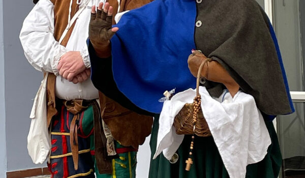 Acht Gästeführer schlüpfen am Samstag, 21. Oktober, bei der Szeneführung in die Haut einfacher Leute, und präsentieren Episoden aus dem Mittelalter auf lebendige und spielerische Weise. Fotocredit: Burghauser Touristik