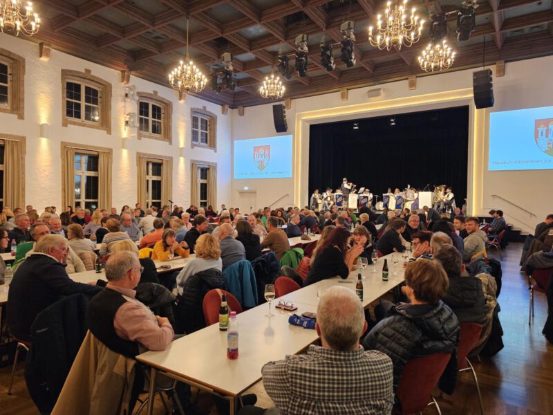 Der Stadtsaal war bei der Bürgerversammlung 2023 gut gefüllt © Stadt Burghausen/ebh