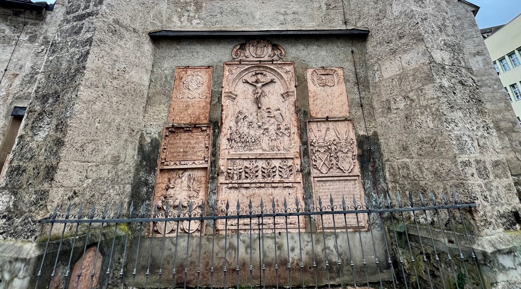 2024 10 12 St  Jakob (Burghausen) Ostseite XoMEoX CC BY SA 40 wikimedia